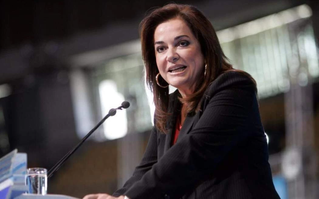 Νέο «χώσιμο» Ντόρας σε Καμμένο: «Προς κότα τρίλειρη και μακροπουπουλάτη: Επανακατατίθεται η μήνυση για συκοφαντική δυσφήμιση»